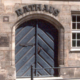 Fischer Planen und Bauen - Rathaus Feucht Eingangstür