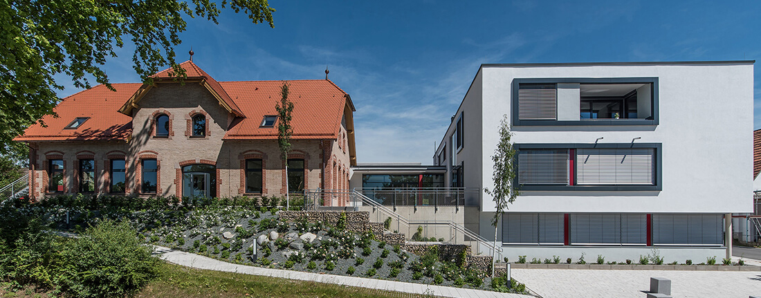 Fischer Planen und Bauen - Gemeinde Leinburg Aussenansicht Neubau und Altbau