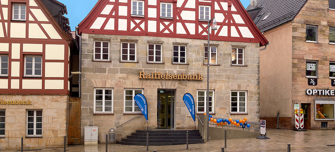 Fischer Planen und Bauen - Raiffeisen Altdorf Eingangsbereich von außen