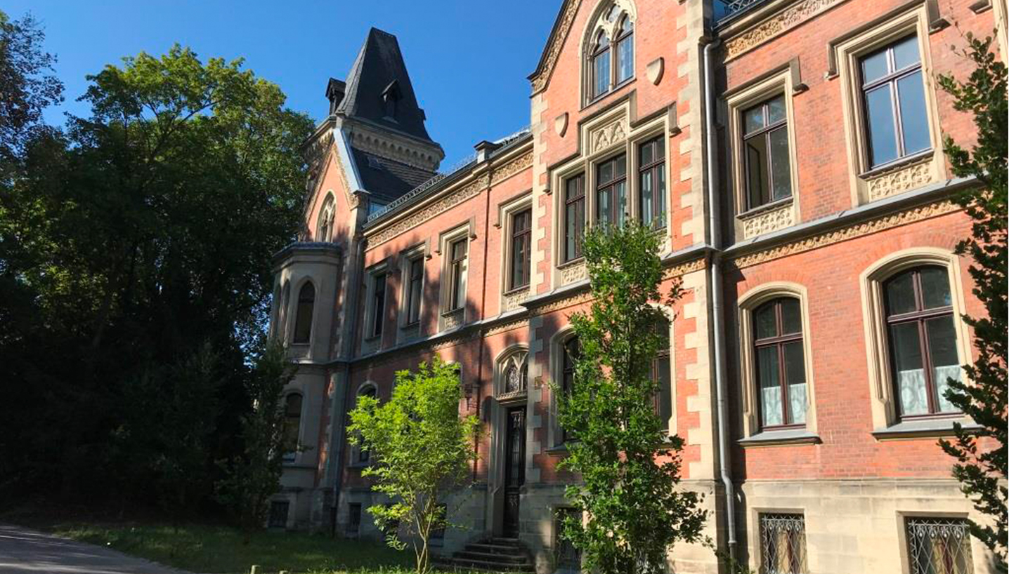 Fischer Planen und Bauen - Gewerbeaufsichtsamt Coburg aussen im Gruenen