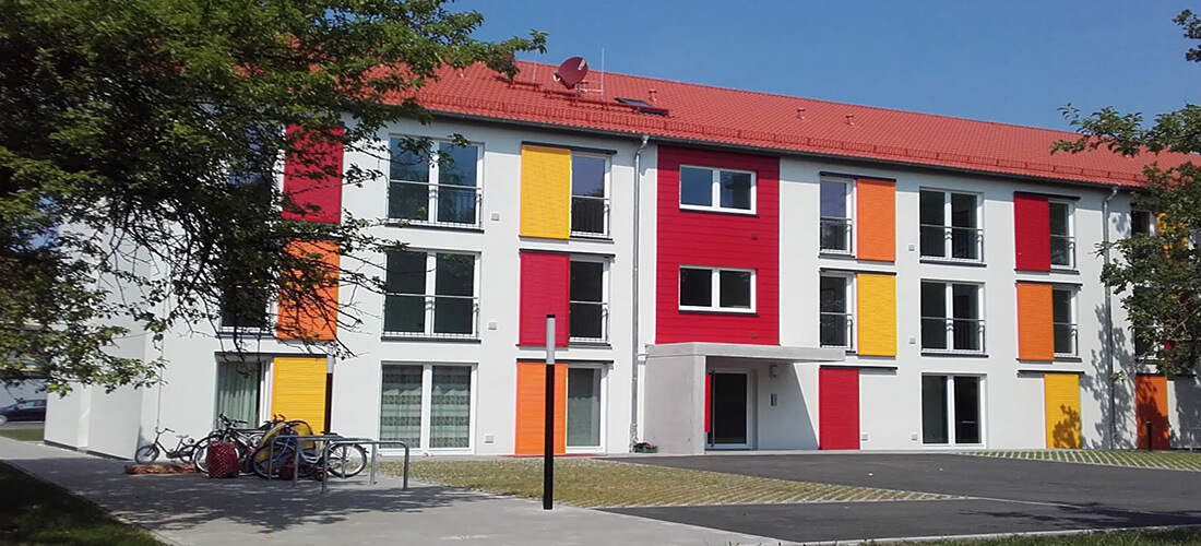 Fischer Planen und Bauen - Wohnbauprojekt Bayreuth aussen vorne Eingang Fahrradständer