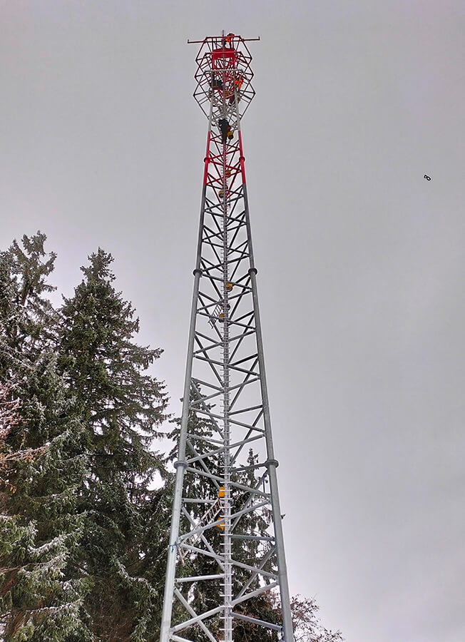 Mobilfunkmast im Winter