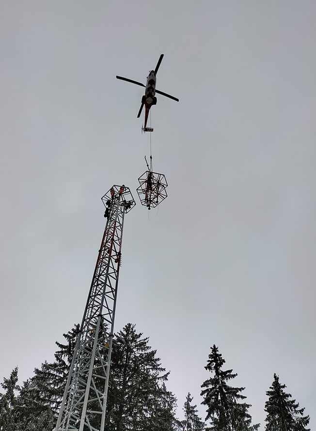 Baumaßnhamen für einen Mobilfunkmasten mit Helikopter