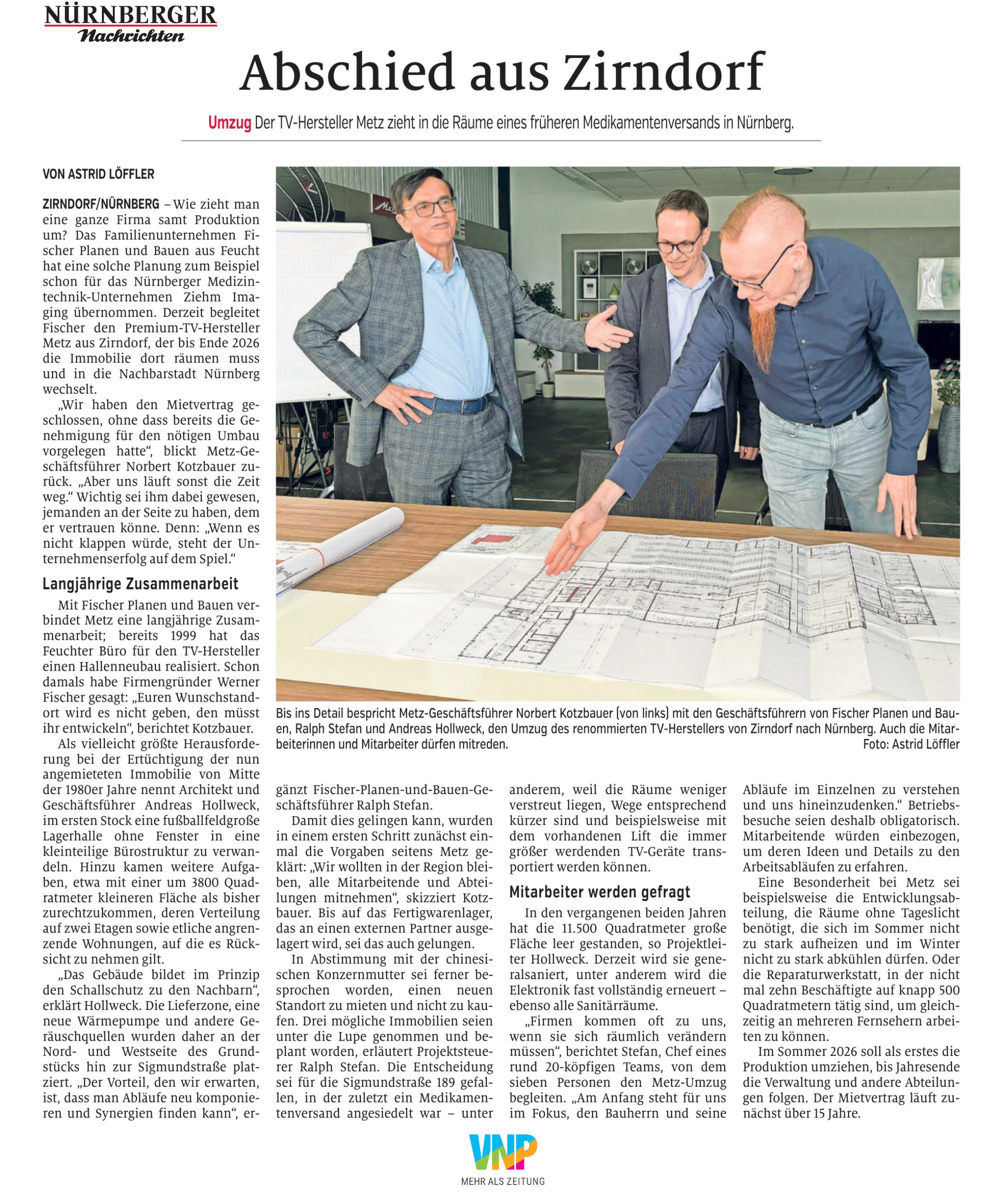 Zeitungsartikel in der NN zum Umzug von der Firma Metz von Zirndorf nach Nürnberg, auf dem Foto von Astrid Löffler: Metz-Geschäftsführer Norbert Kotzbauer, von Fischer Bauen und Planen Andreas Hollweck, Ralph Stefan