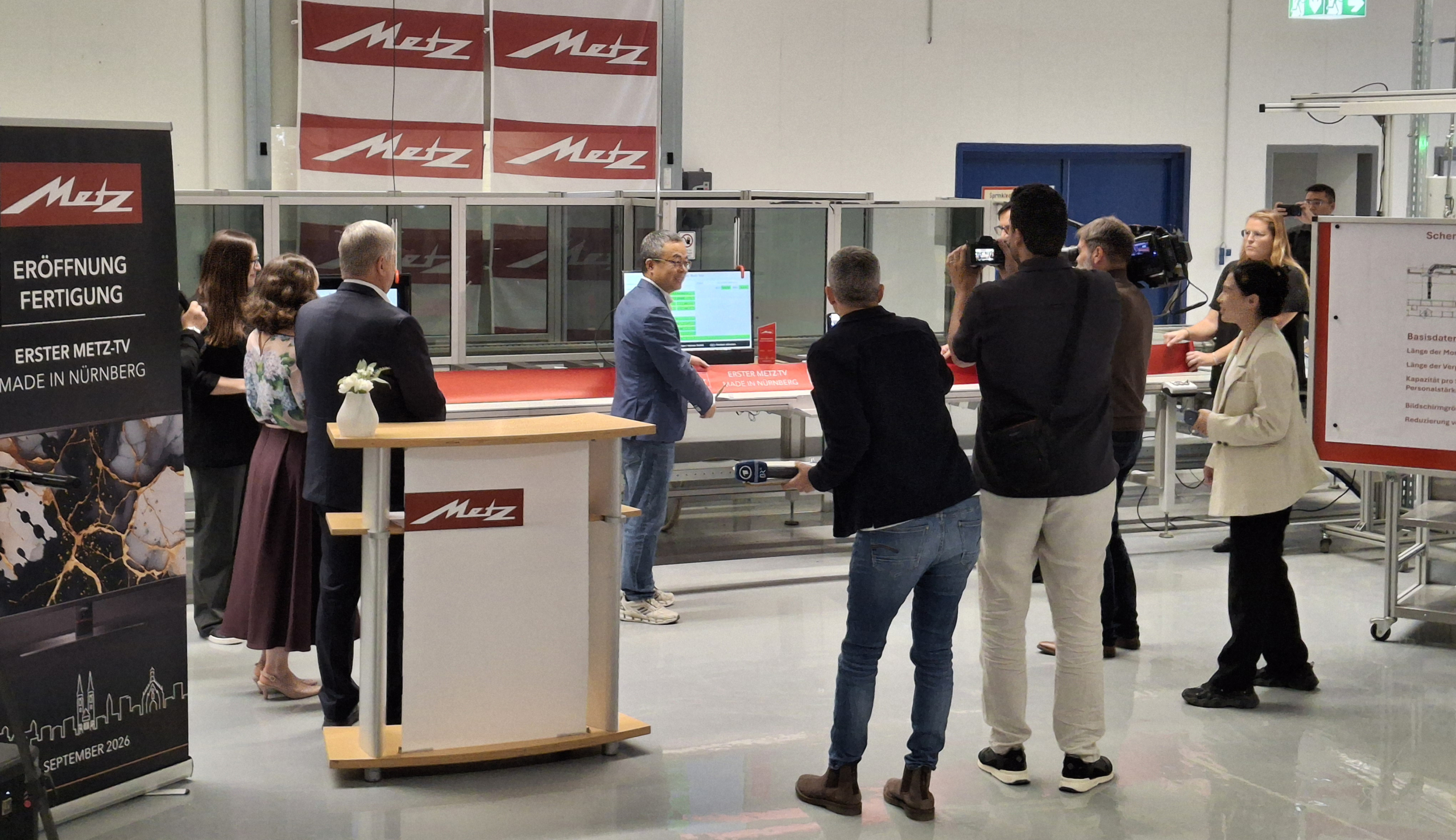 Eröffnung von Metz in Nürnberg, feierliches Banddurchschneiden, erster Fernseher made in Nürnberg